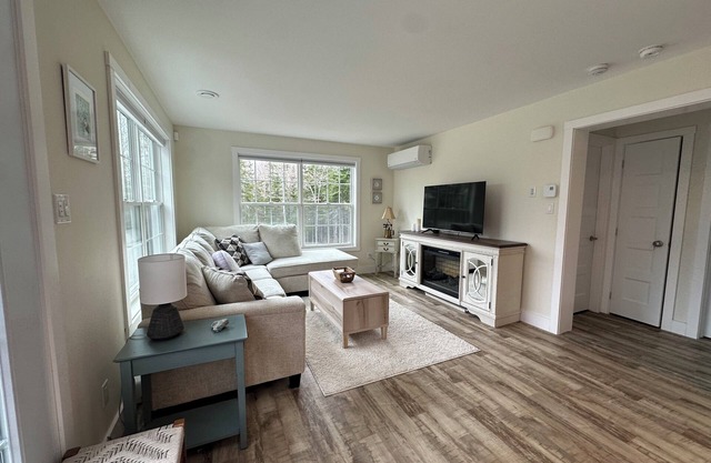 Charming 2-bedroom cottage with AC and WiFi in Trenton 15 min from Acadia park