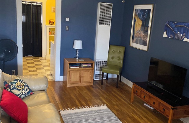 Charming 2-bedroom cottage in Winslow with Window AC's, heat, WiFi