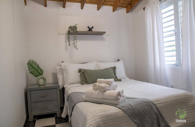 Charming 2-bedroom Cottage w/ Hot Tub + Outdoor Projector