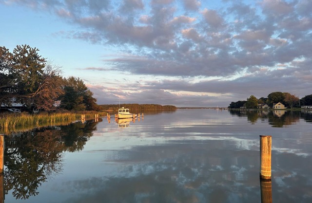 Charming 2-bedroom cottage, waterfront, WiFi