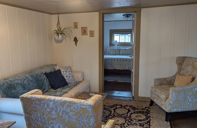 Charming 2-bedroom cottage in the great little town of Dillon with WiFi