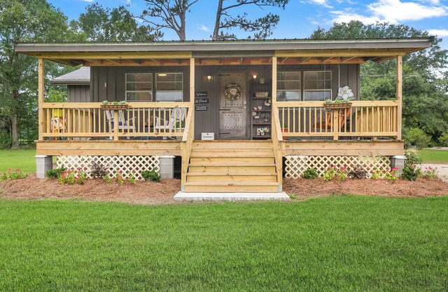 Charming 2-bedroom cottage in lovely Folsom with WiFi, AC and gorgeous views