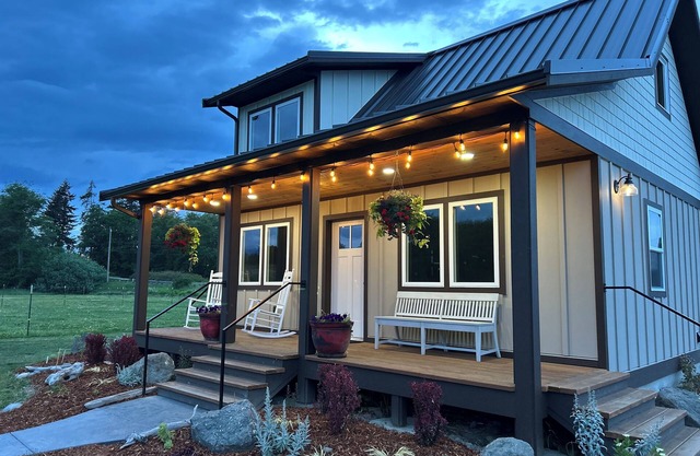 Charming 2-bedroom cottage with Wifi and a mountain view.