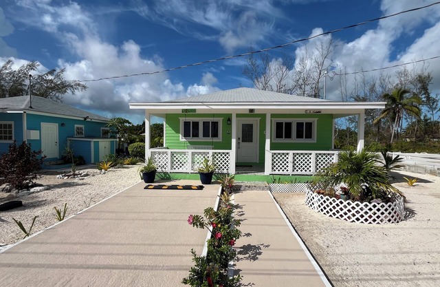 Charming 2-bedroom cottage in Exuma with AC located next to a 3 mile beach