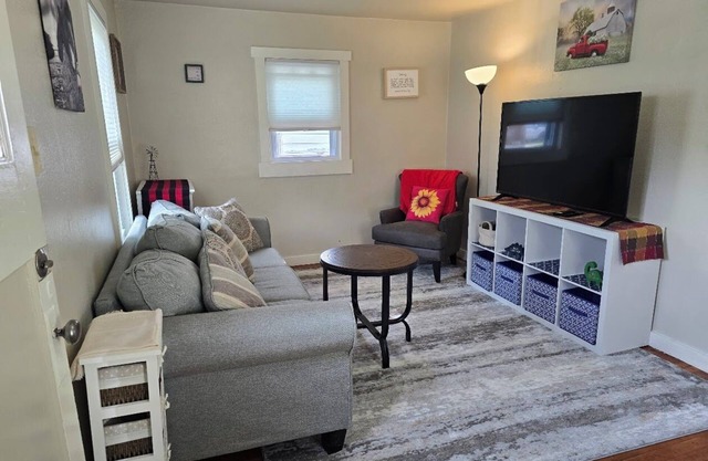 Charming 2-bedroom cottage in Craig-Walk to Shops, Dining & Downtown Activities