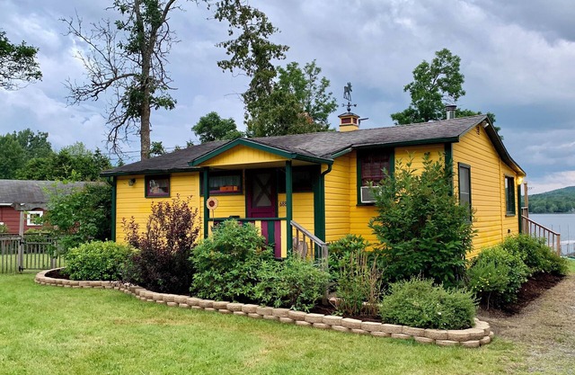 Charming 2-bedroom cottage on Lake Salem with AC, WiFi