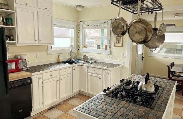 Charming 2-bedroom dog friendly house in Lander