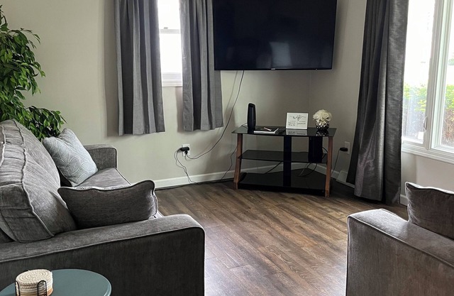 Charming 2-bedroom duplex in the heart of Titletown - 7 min walk to Lambeau
