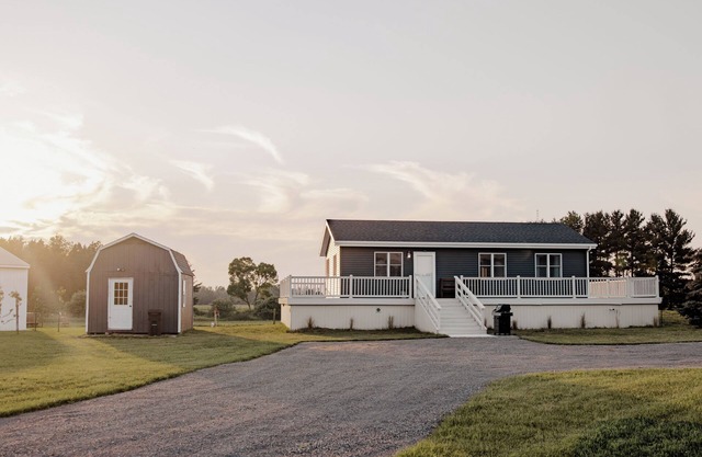 Charming 2-bedroom farmhouse with WiFi, AC and room to roam in Scottville