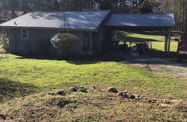 Charming 2-bedroom farmhouse with WiFi, AC in tranquil LaFayette