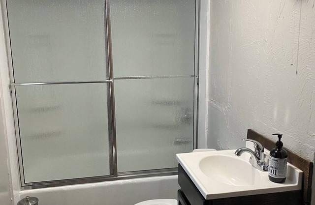 Charming 2-bedroom farmhouse with WiFi and AC in Park City