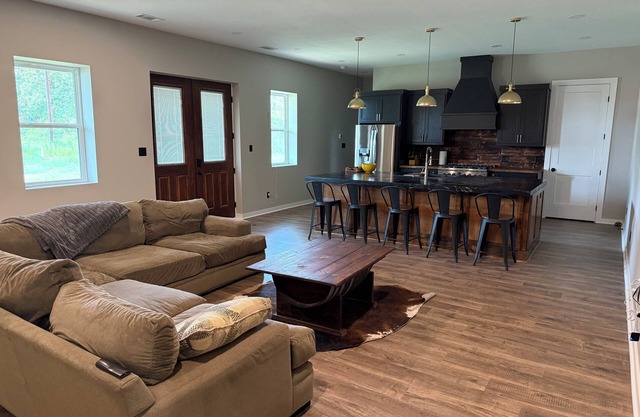Charming 2-bedroom farmhouse with AC, fitness room in tranquil Franklin