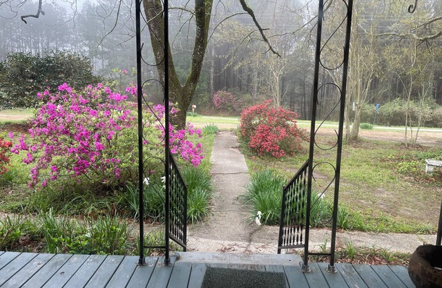 Charming 2-bedroom farmhouse in Sumrall with WiFi and AC