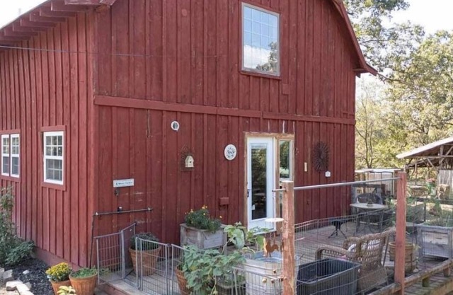 Charming 2-bedroom farmhouse with WiFi, AC in gorgeous Waldron.