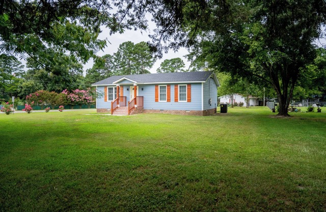 Charming 2-bedroom farmhouse in nice Wendell with AC, WiFi