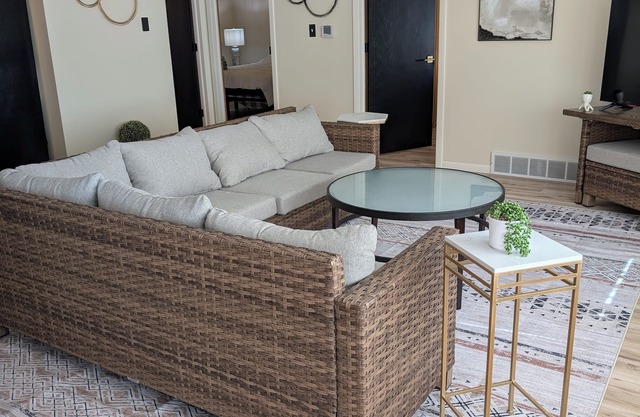 Charming 2-bedroom fully furnished apartment near Oshkosh WI