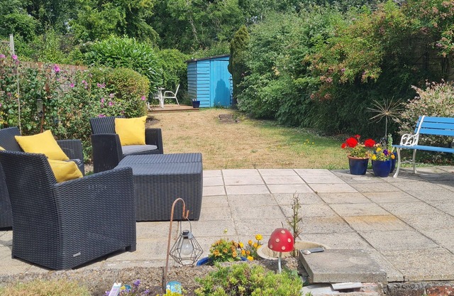 Charming 2-Bedroom Cottage with Garden, Conservatory & Castle Views – Near Newport