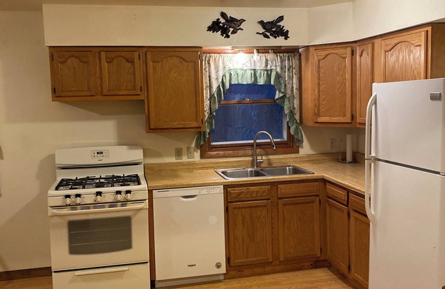 Charming 2-bedroom house with AC, WiFi , 5 minutes from lake Geneva WI.