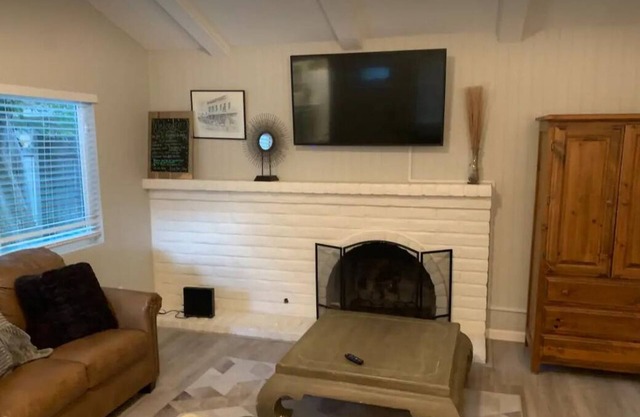 Charming 2-bedroom house sleeps up to 8 with pull out couch/love seat, back yard