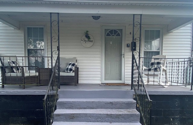 Charming 2-bedroom house with WiFi, AC in welcoming Greensburg.
