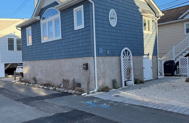 Charming 2-bedroom house in welcoming Lavallette with WiFi, AC