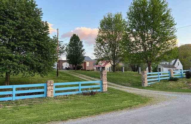 Charming 2-bedroom house with WiFi, AC in tranquil Rich Creek.