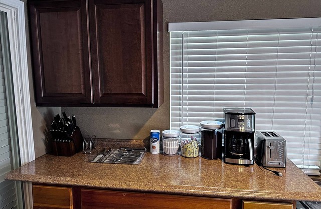 Charming 2-bedroom house in serene Sacramento with AC, WiFi
