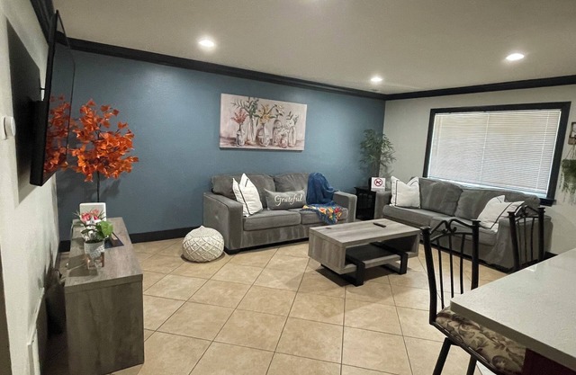 Charming 2-bedroom house in fabulous Sacramento with AC, WiFi. Full remodeled.