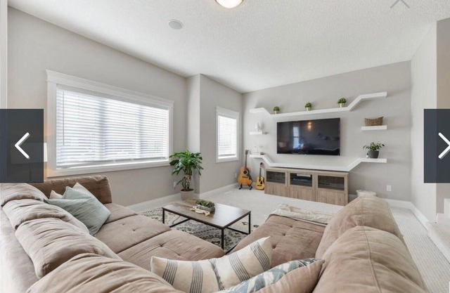 Charming 2-bedroom house in awesome Edmonton with AC, WiFi