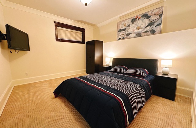 Charming 2-bedroom house in lovely Vancouver with WiFi/sleeps 5