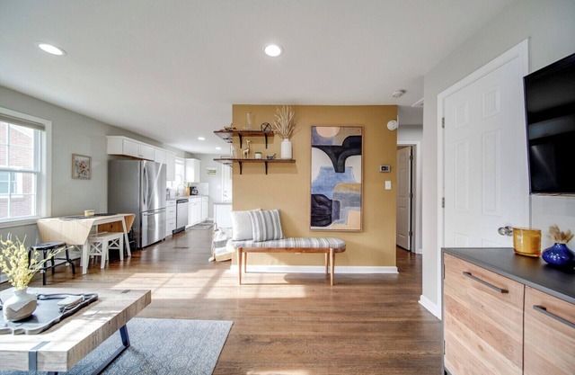 Charming 2-bedroom house with Gym & Fire Pit mins from Uptown Charlotte