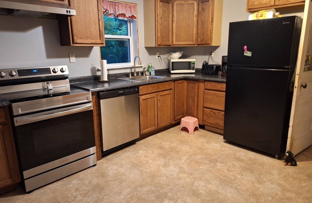Charming 2-bedroom house in delightful Ellington with WiFi, AC, private big yard