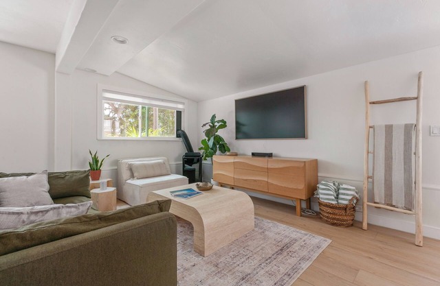 Charming 2-bedroom house steps from Moonlight Beach & Encinitas Walkable