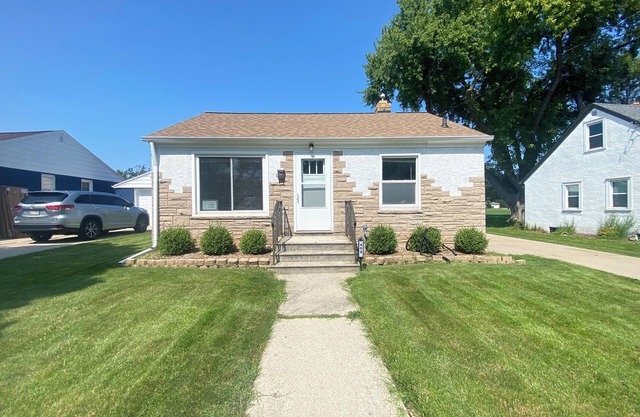 Charming 2-bedroom house with WiFi, with fenced in yard for pets!