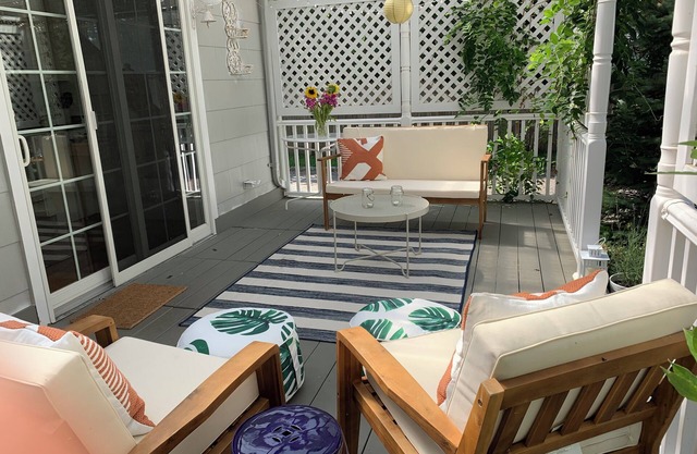 Charming 2-bedroom house in Greenport. Walk to a vineyard and 67 Steps Beach