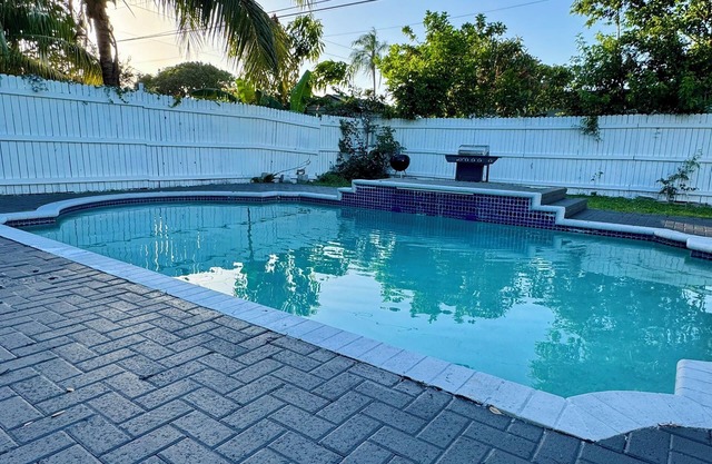 Charming 2-bedroom house in wonderful Hollywood with AC
