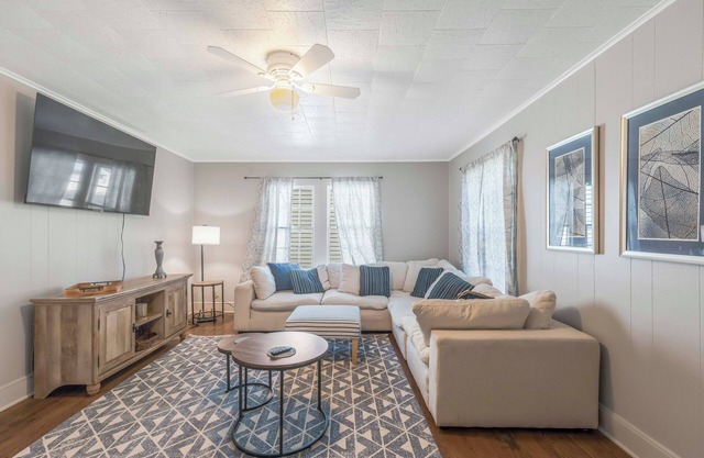 Charming 2-bedroom house with WiFi, AC in Mid-city! Fenced in yard-dog friendly!