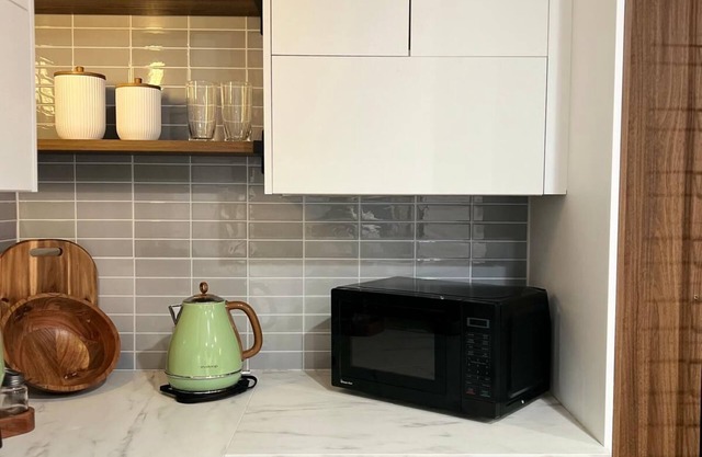 Charming 2-bedroom house with AC, WiFi in fantastic New Haven