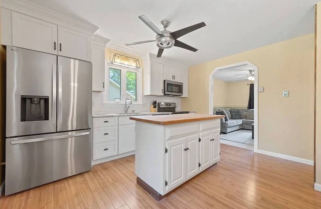 Charming 2-bedroom house with WiFi, AC in lovely Waterbury/beautiful backyard