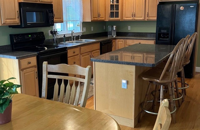 Charming 2-bedroom house with AC and WiFi in Westbrook