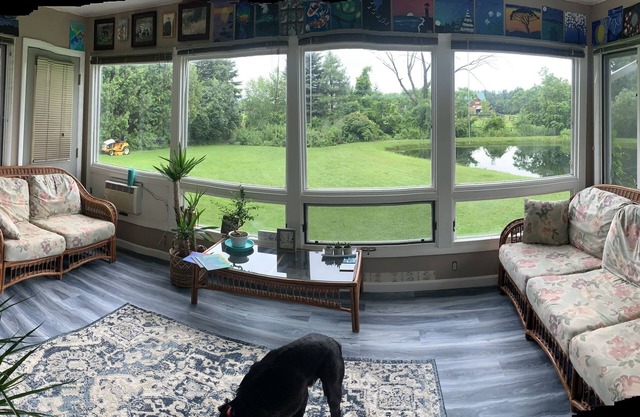 Charming 2-bedroom house close to the interstate with pond and WiFi in Williston
