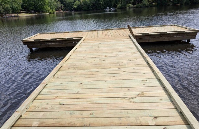 Charming 2-bedroom home, with lake access, in the Richmond metro area.