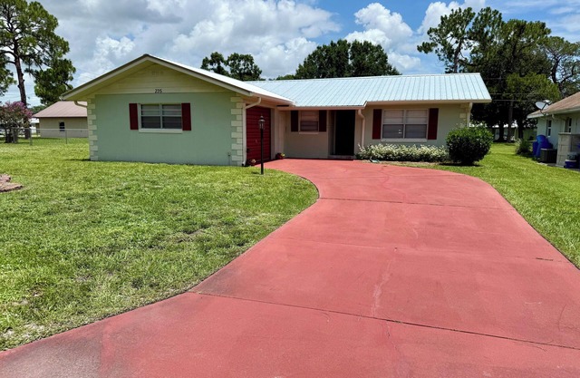 Charming 2-bedroom home in beautiful Sebring with tranquil reading & work space.