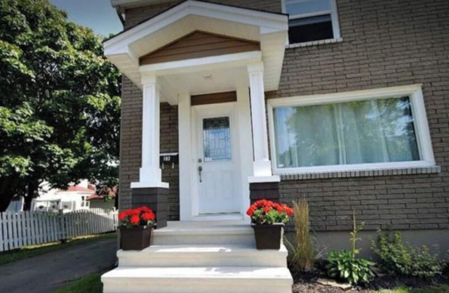 Charming 2-bedroom house in nice Moncton with WiFi, AC