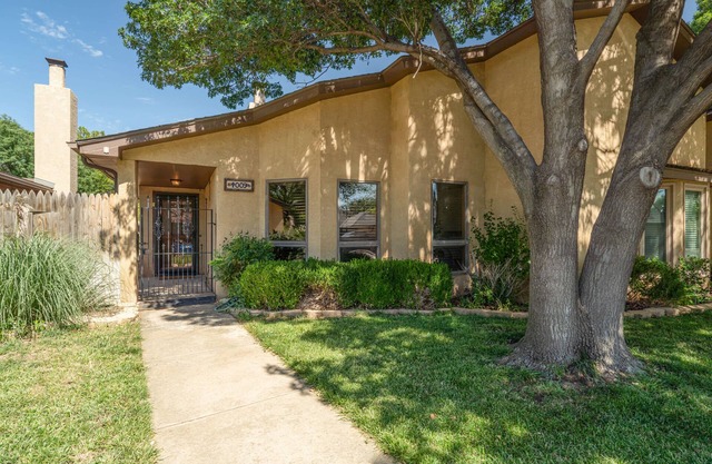 Charming 2-bedroom house in fabulous Amarillo with AC, WiFi, and Coffee Bar!