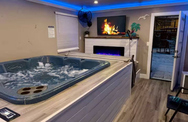 Charming 2-bedroom house with indoor hot tub and spa! Free EV Charger!