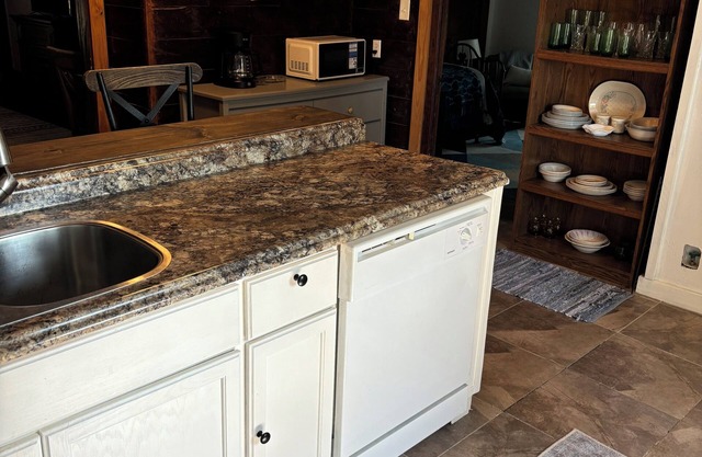 Charming 2-bedroom house w WiFi and AC in Franklin located near Ranch ball park