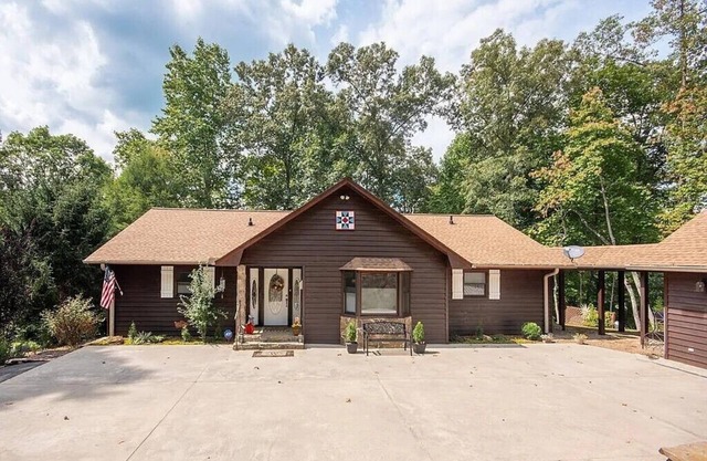 Charming 2-bedroom house in Franklin NC with Bonus apartment above the garage