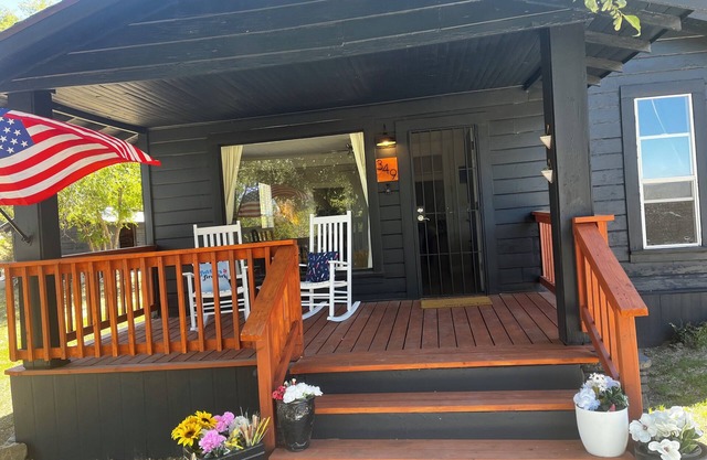Charming 2-bedroom house in peaceful Prescott, walking distance to Whiskey Row.