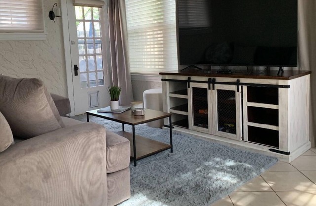 Charming 2-bedroom house within walking distance to Washu and Downtown Clayton